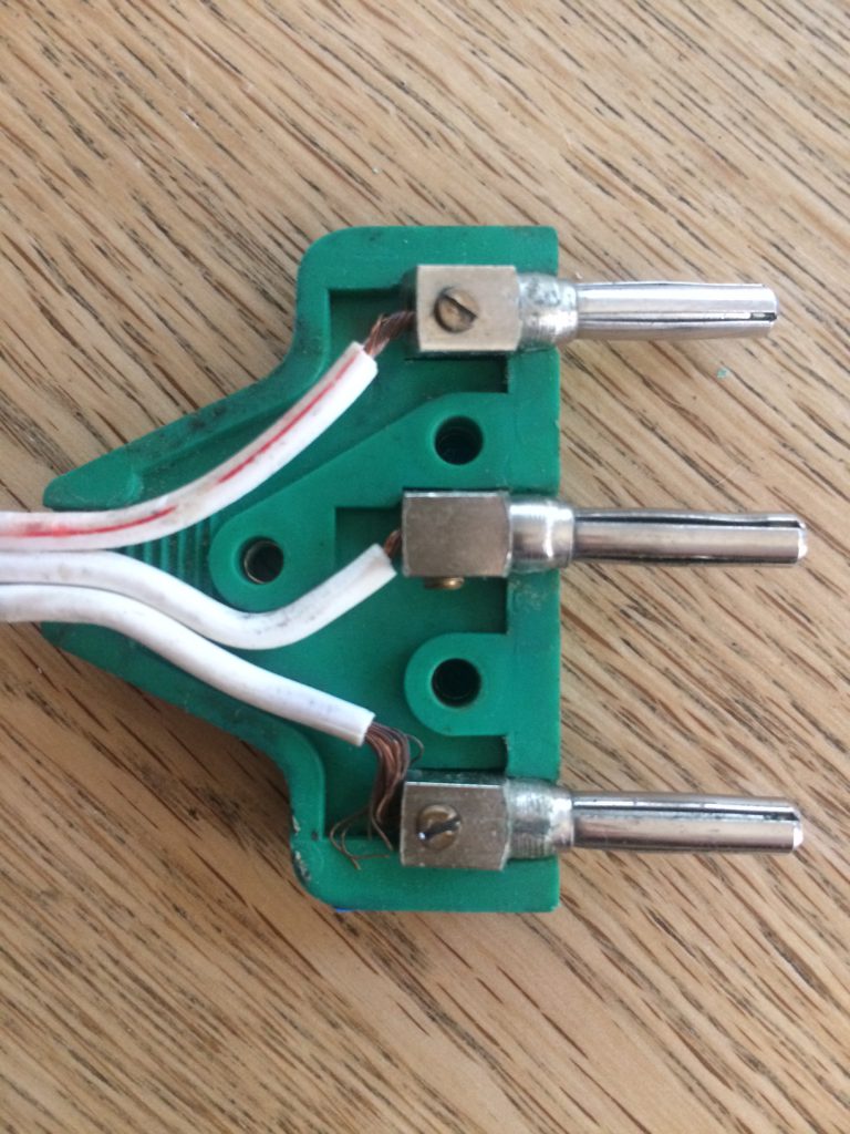Eine Ader ist aus einem Stecker des Degen Körperkabels herausgerutscht.