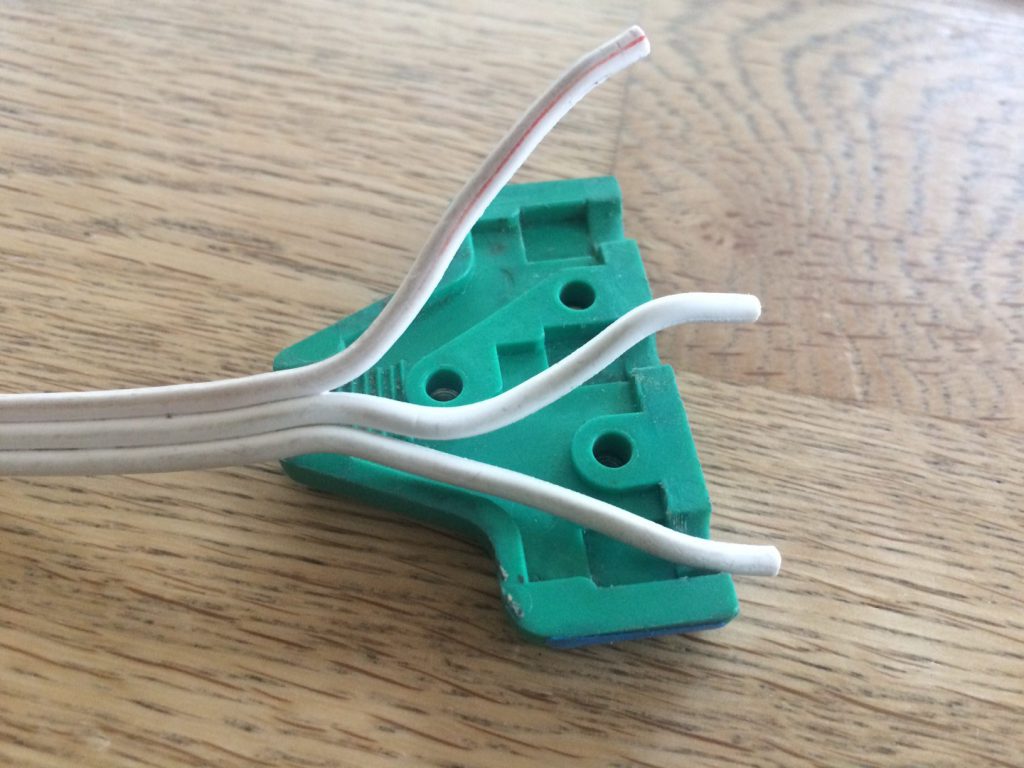 Die Kabel werden in das Gehäuse eingepasst.