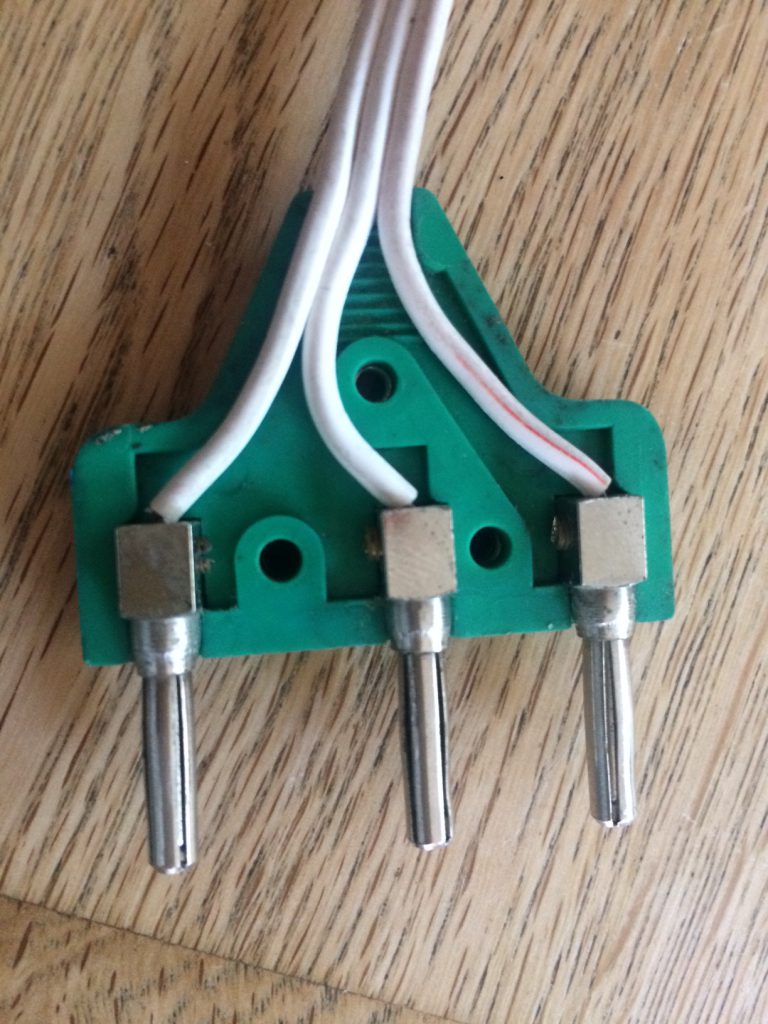 Kabel repariert und in das Gehäuse eingepasst.
