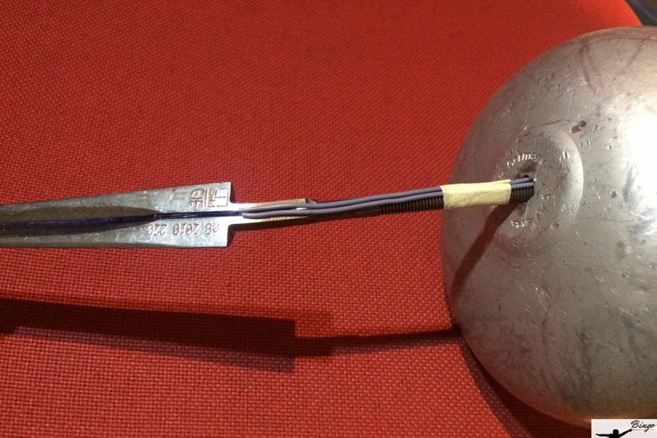 Klinge in Degenglocke einschieben